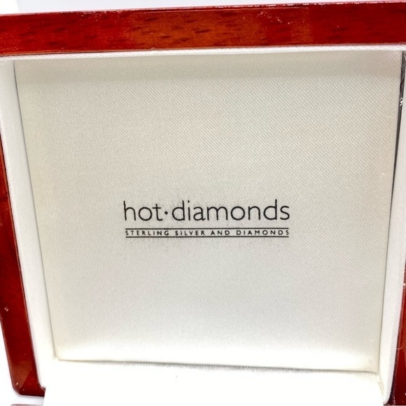 HOT Diamonds Silver Sterling And Diamonds Heart Charm Bangle Bracelet With Box - Picture 4 of 12